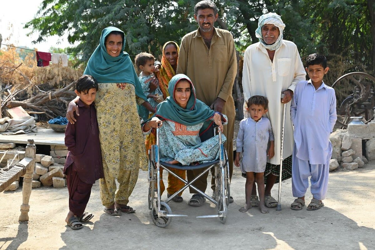 Older people and their family with assistive devices 